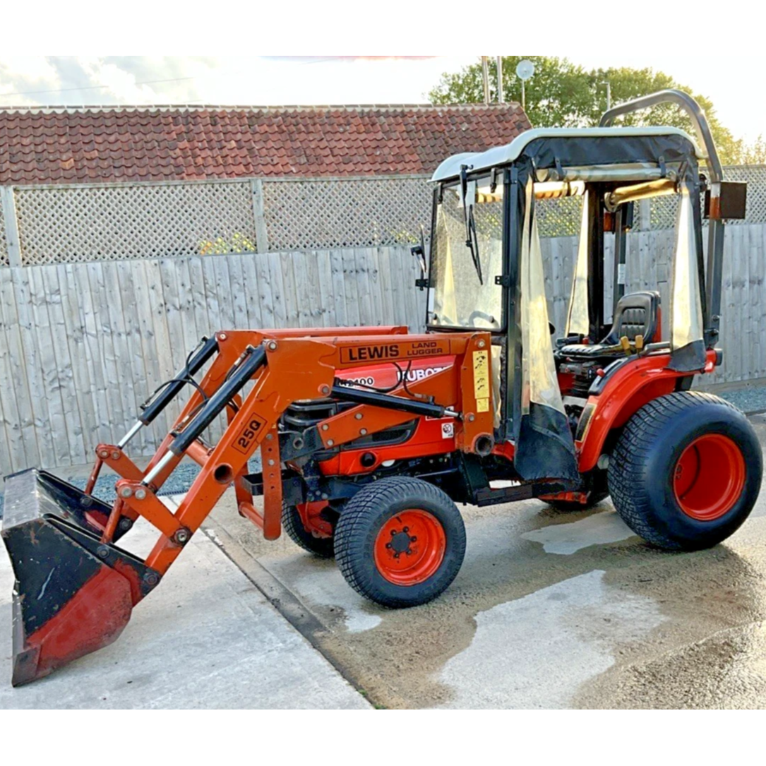 KUBOTA B2100 HYDROSTATIC 4WD 21HP COMPACT TRACTOR WITH LOADER & BUCKET